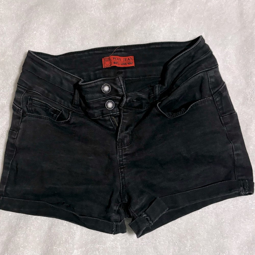 Black Jean short! These shorts have 2 buttons. Perfect for the sunny weather